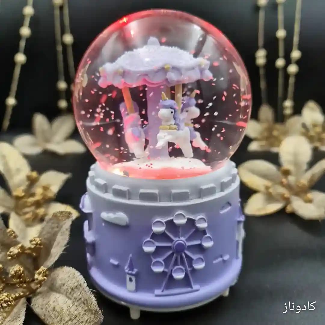 گوی شیشه ای بزرگ موزیکال پمپی برفی با شش طیف نوری طرح سه اسب تک شاخ شهر بازی Happy Time — تصویر ۴