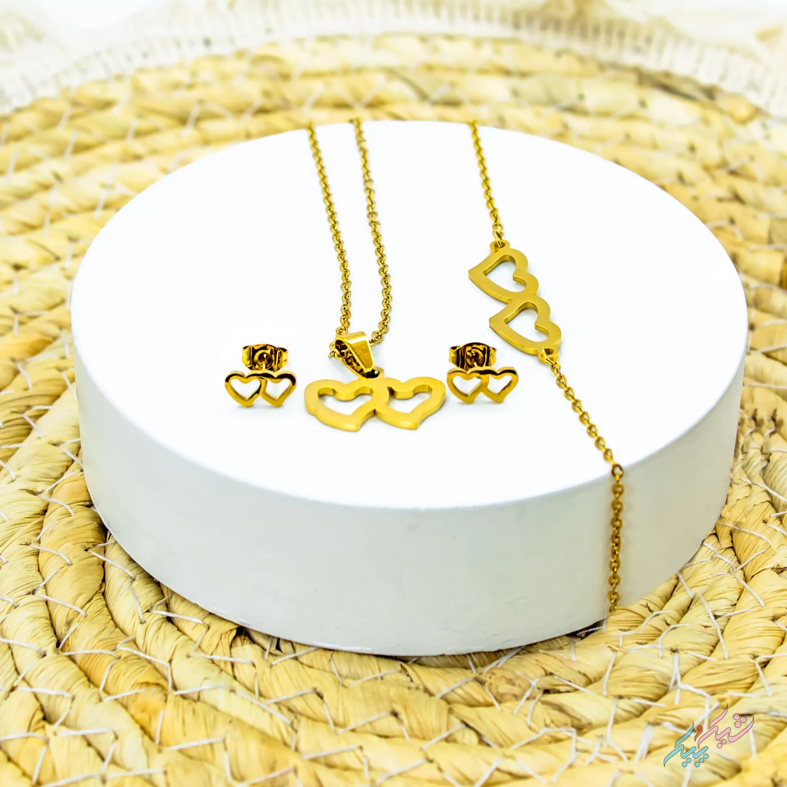 💎 ست گردنبند، گوشواره و دستبند طرح دو قلب دو رنگ طلایی و نقره ای — تصویر ۴