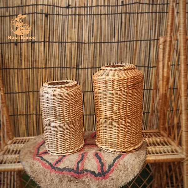 گلدان کنار سالنی حصیری دست‌ساز | دکور طبیعی پذیرایی — تصویر ۲