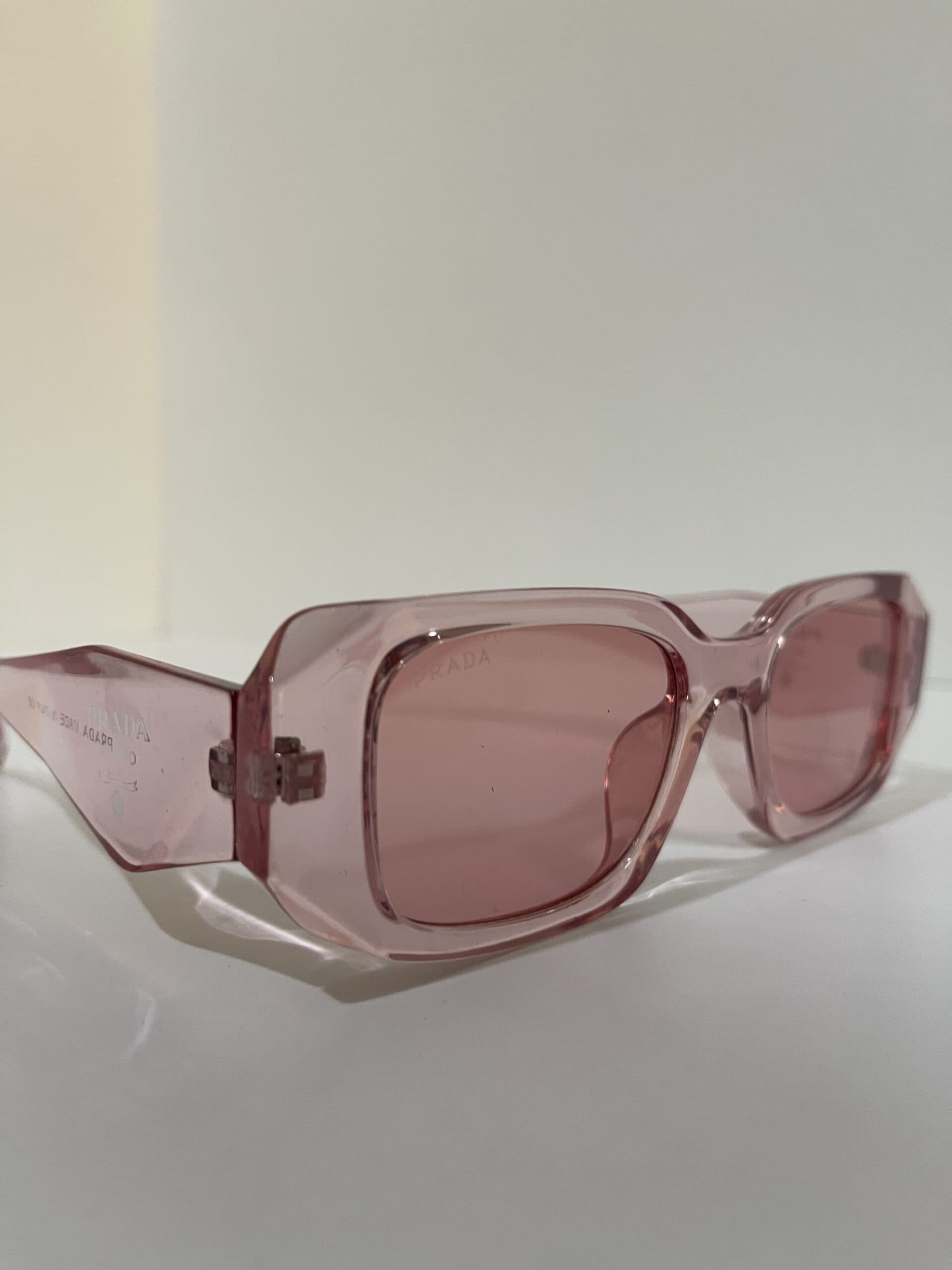 عینک آفتابی دخترانه شیشه رنگی پرادا (Prada) — تصویر ۳