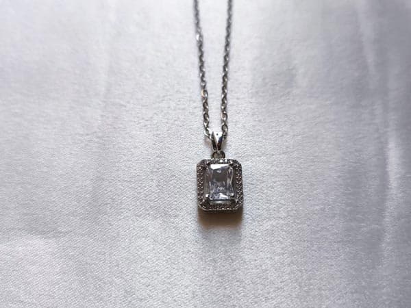 گردنبند دخترانه نگین سفید مربعی | استیل رنگ ثابت — تصویر ۴