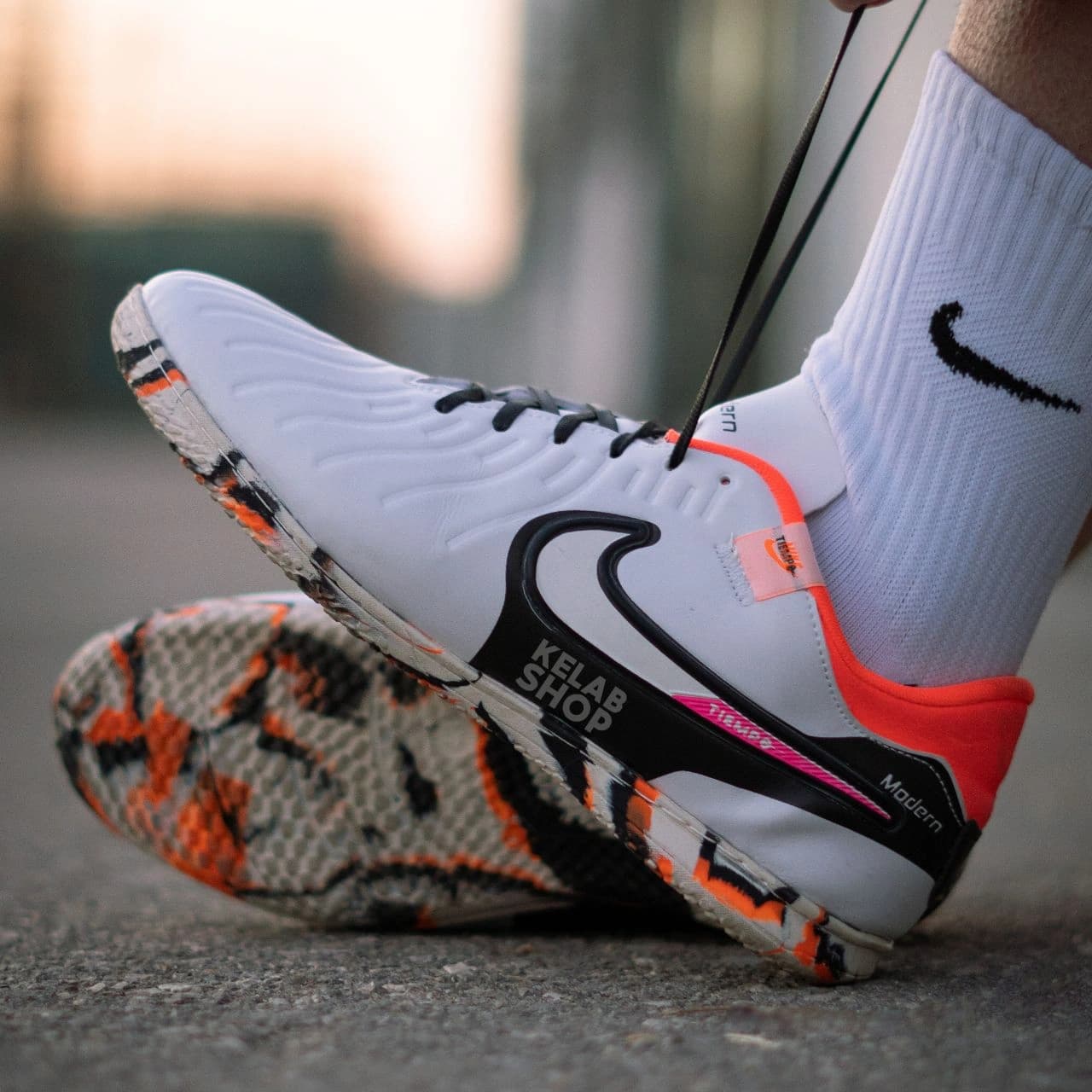 کفش فوتسال نایک تمپو لجند ۱۰ سفید قرمز Nike Tiempo — تصویر ۸