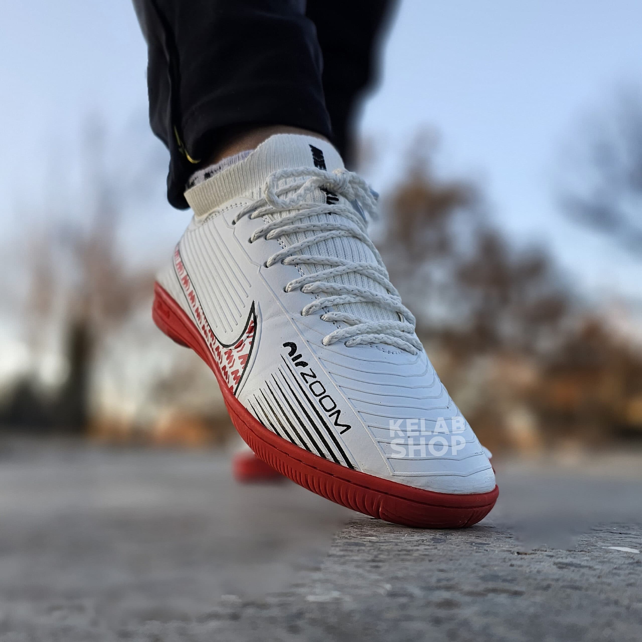 کفش سالنی نایک ایرزوم سفید قرمز Nike Air Zoom — تصویر ۷