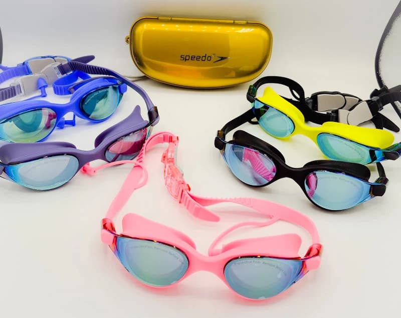 عینک شنا حرفه‌ای اسپیدو (Speedo) مدل 101-M | بند قفلی و لنز پلی‌کربنات | گوش‌گیر متصل