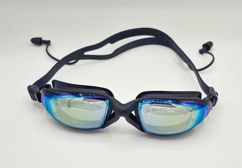 عینک شنا اسپیدو Speedo مدل S95-AD | لنز جیوه‌ای ضدبخار و UV | پک کامل با گوش‌گیر متصل و قاب — تصویر ۴