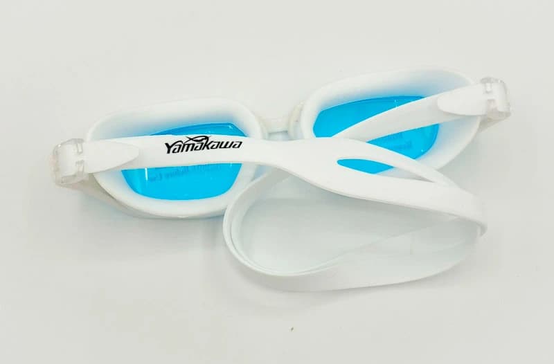 عینک شنا یاماکاوا (Yamakawa) مدل AF105 | لنز ضد بخار و UV با بند سیلیکونی قابل تنظیم — تصویر ۶