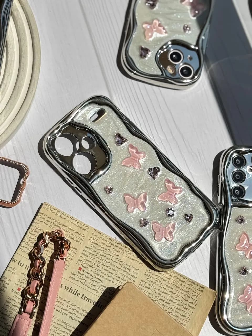 قاب کرومی پروانه و قلب صورتی آیفون و اندرویدی — تصویر ۶