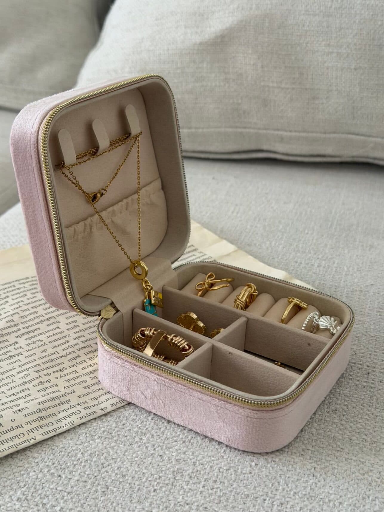 Velvet jewelry box — تصویر ۲