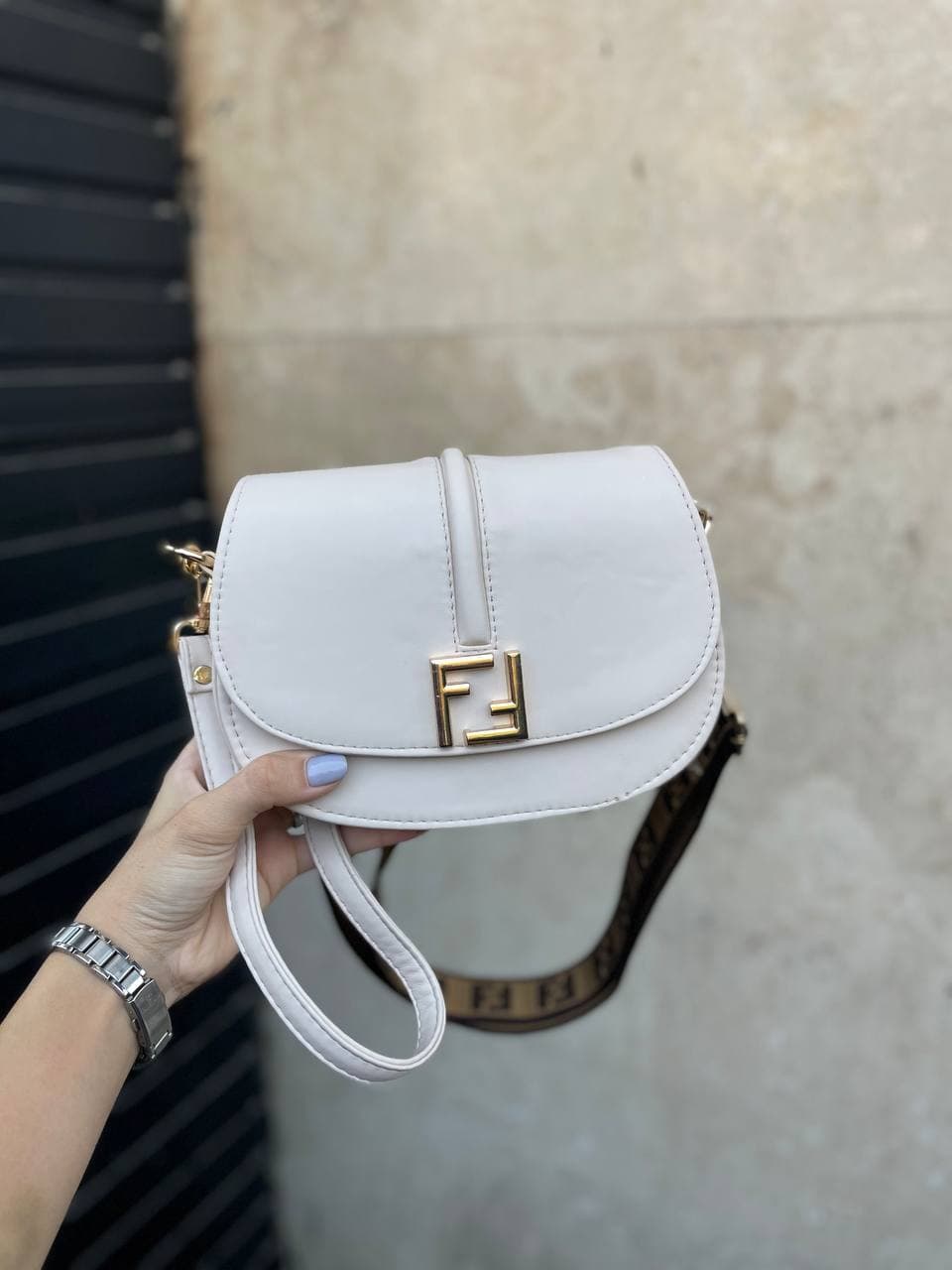 کیف دوشی نیم دایره ای فندی — تصویر ۸