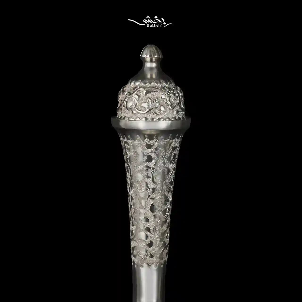 یک جفت تنگ نقره قلم گل برجسته — تصویر ۴