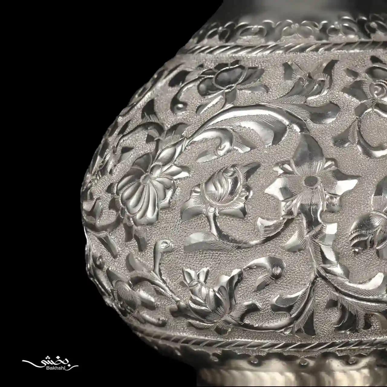 یک جفت تنگ نقره قلم گل برجسته — تصویر ۳