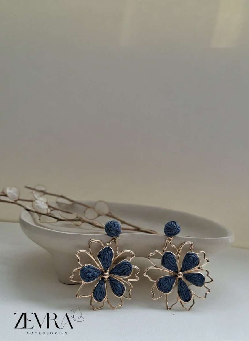 گوشواره طرح گل سرمه ای — تصویر ۲