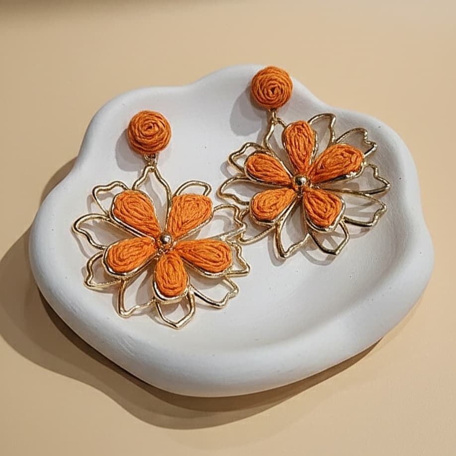گوشواره طرح گل نارنجی نخی