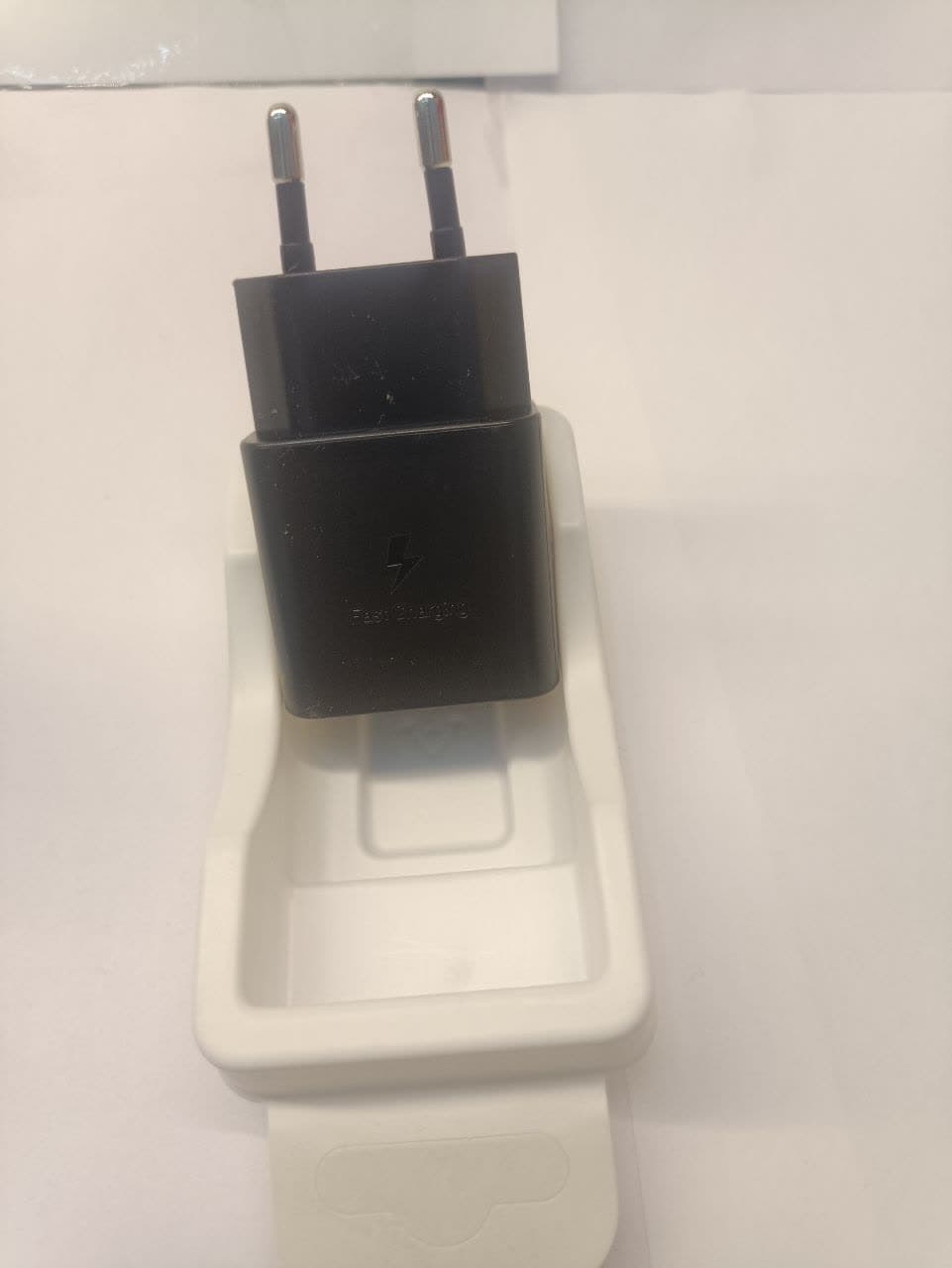 شارژر دیواری 15 وات سامسونگ مدل EP-T1510XBEGEU با اتصال به پریز دوشاخه — تصویر ۲
