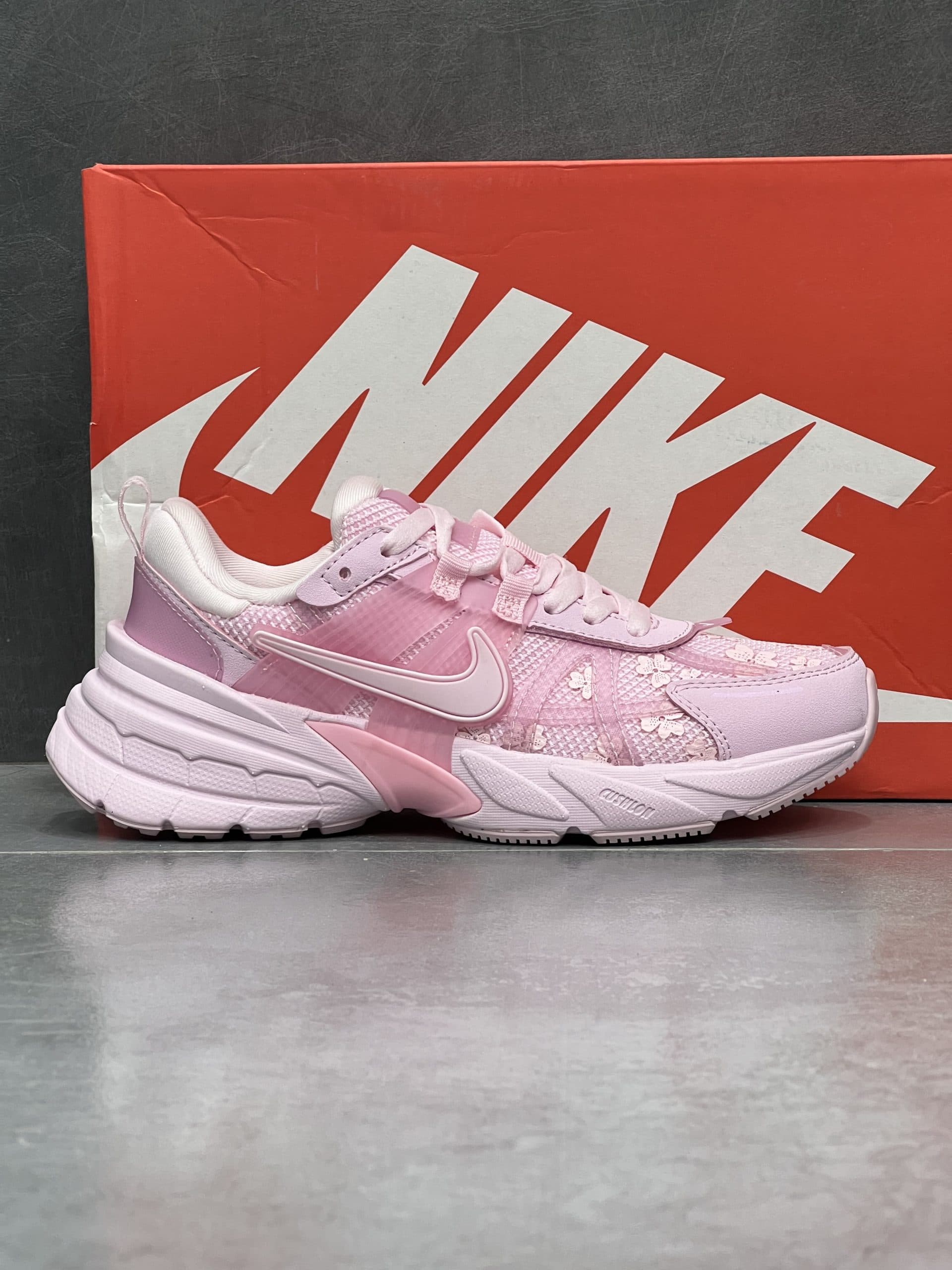 نایک وی تو کی رنگ صورتی گلدار NIKE V2k