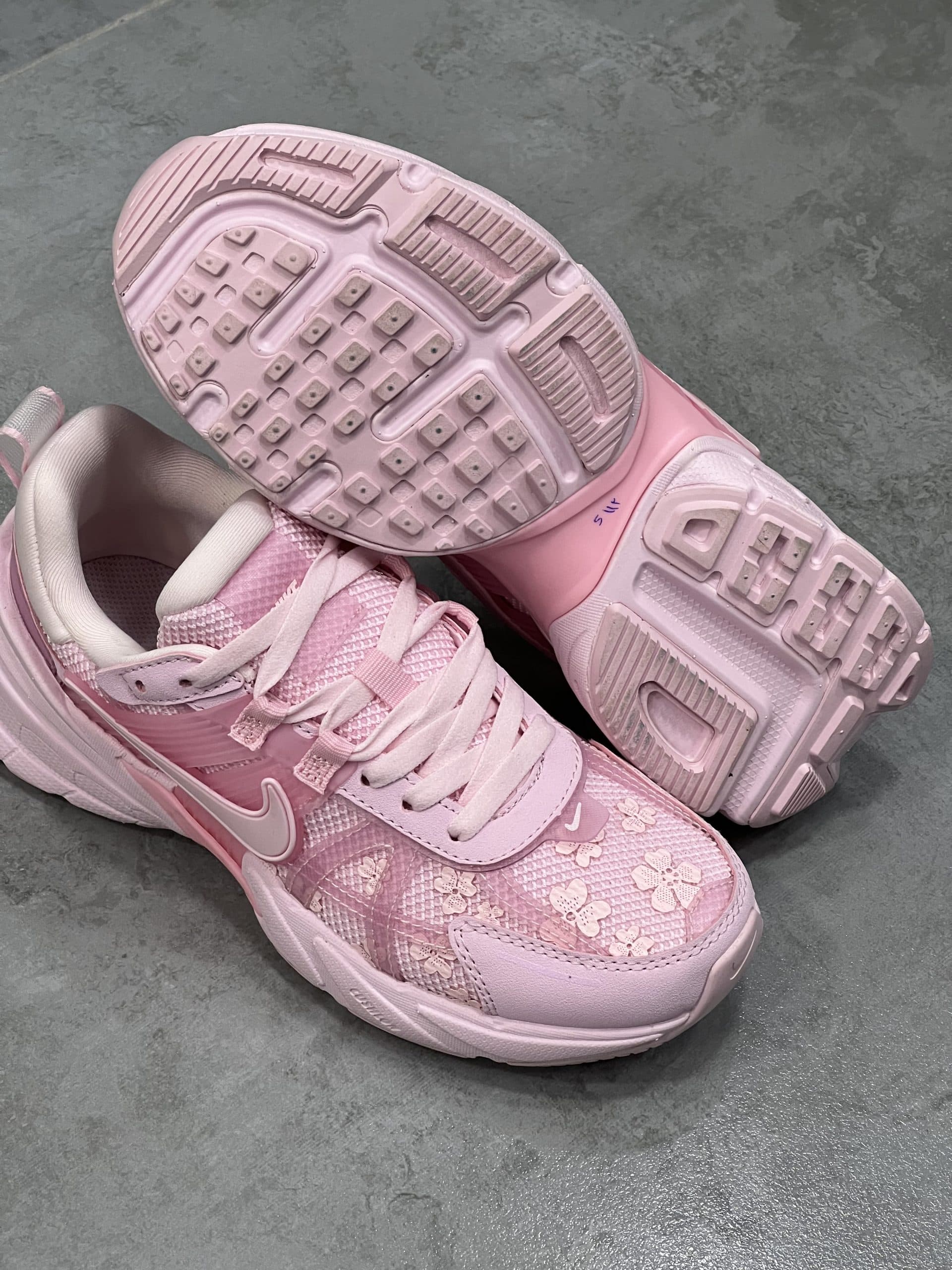 نایک وی تو کی رنگ صورتی گلدار NIKE V2k — تصویر ۴