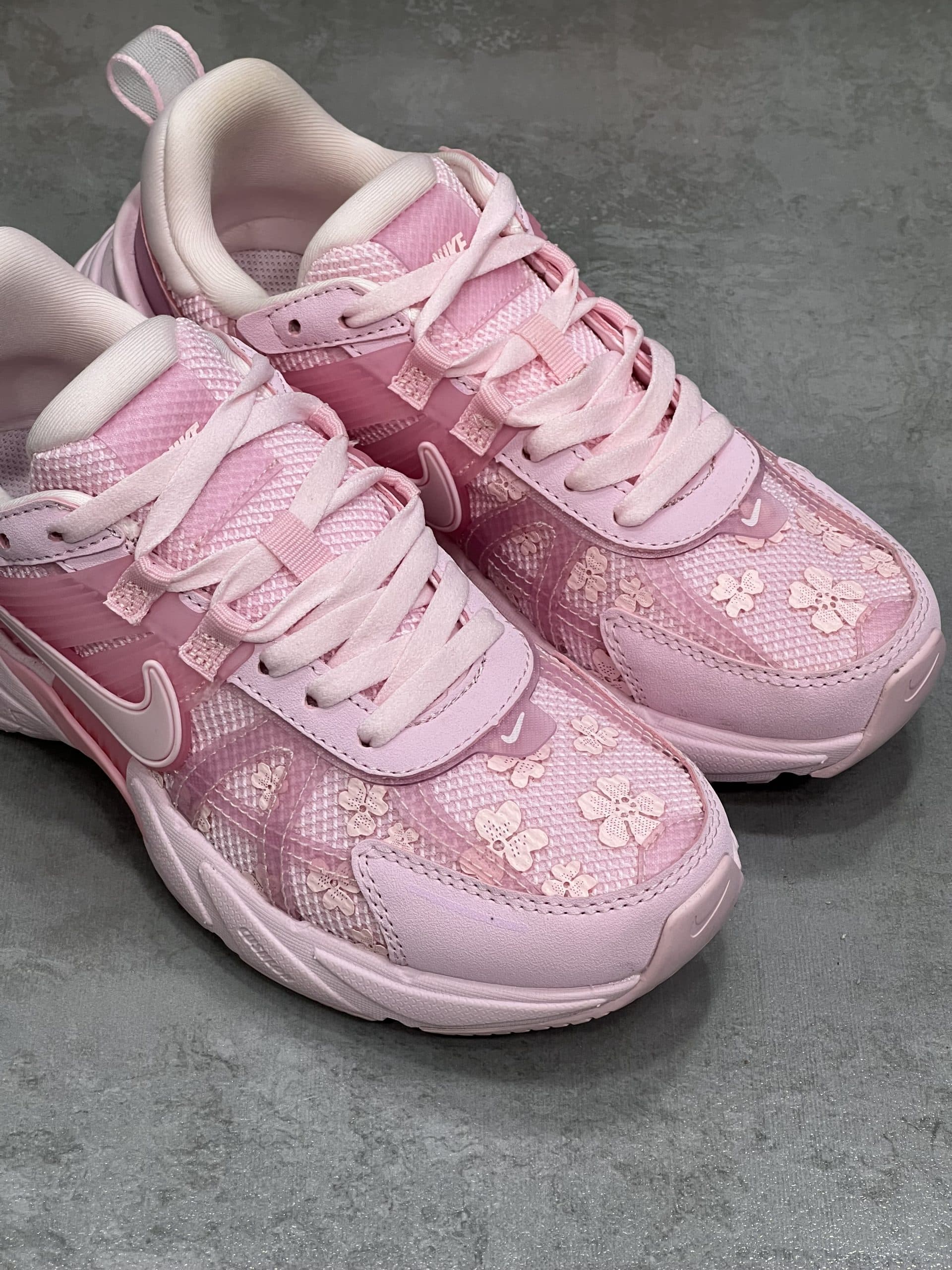 نایک وی تو کی رنگ صورتی گلدار NIKE V2k — تصویر ۲