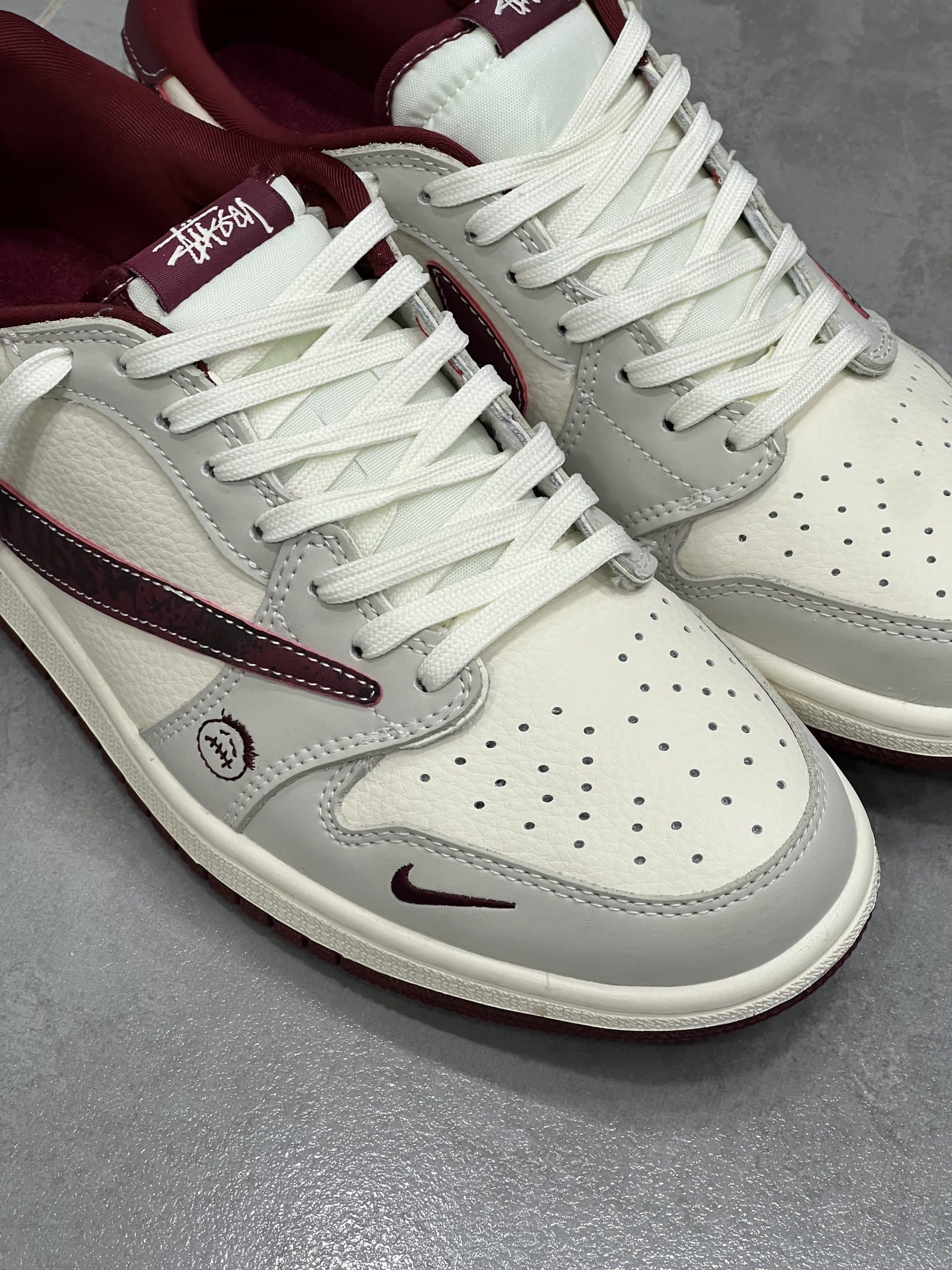 نایک ایر جردن ۱ لو ترویس اسکات استاسی NIKE AIR JORDAN 1 LOW TRAVISSCOT STUSSY — تصویر ۲
