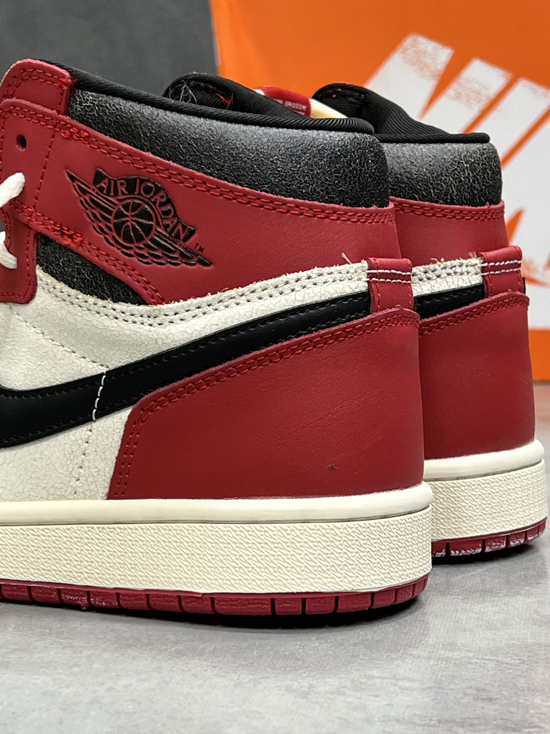 نایک ایر جردن ۱ های شیکاگو NIKE AIR JORDAN 1 HIGH CHICAGO — تصویر ۳