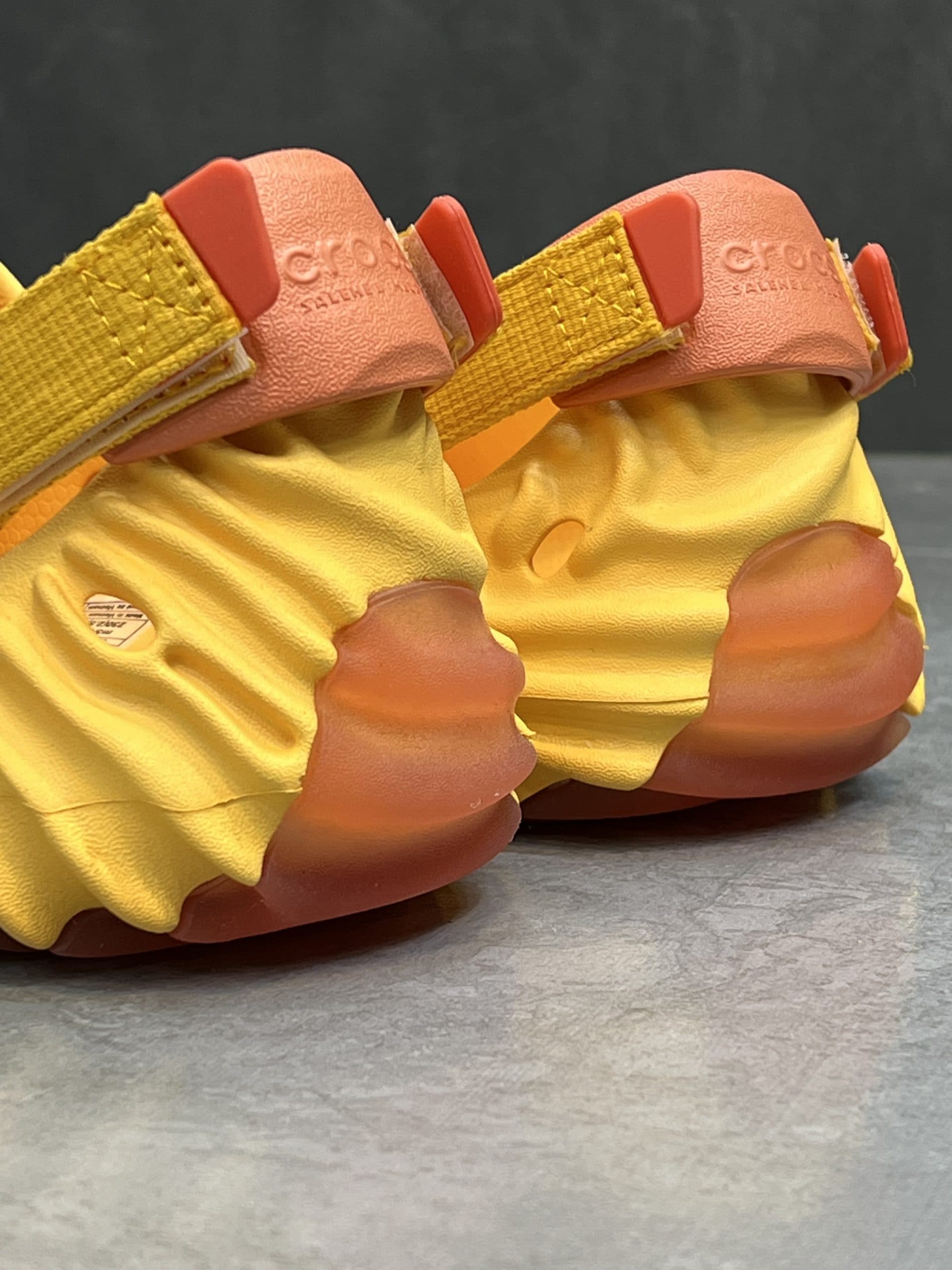 صندل مردانه کراکس مدل صالحه بمبری ( خردلی ) CROCS POLLEX CLOG SALEHE BEMBURY — تصویر ۳