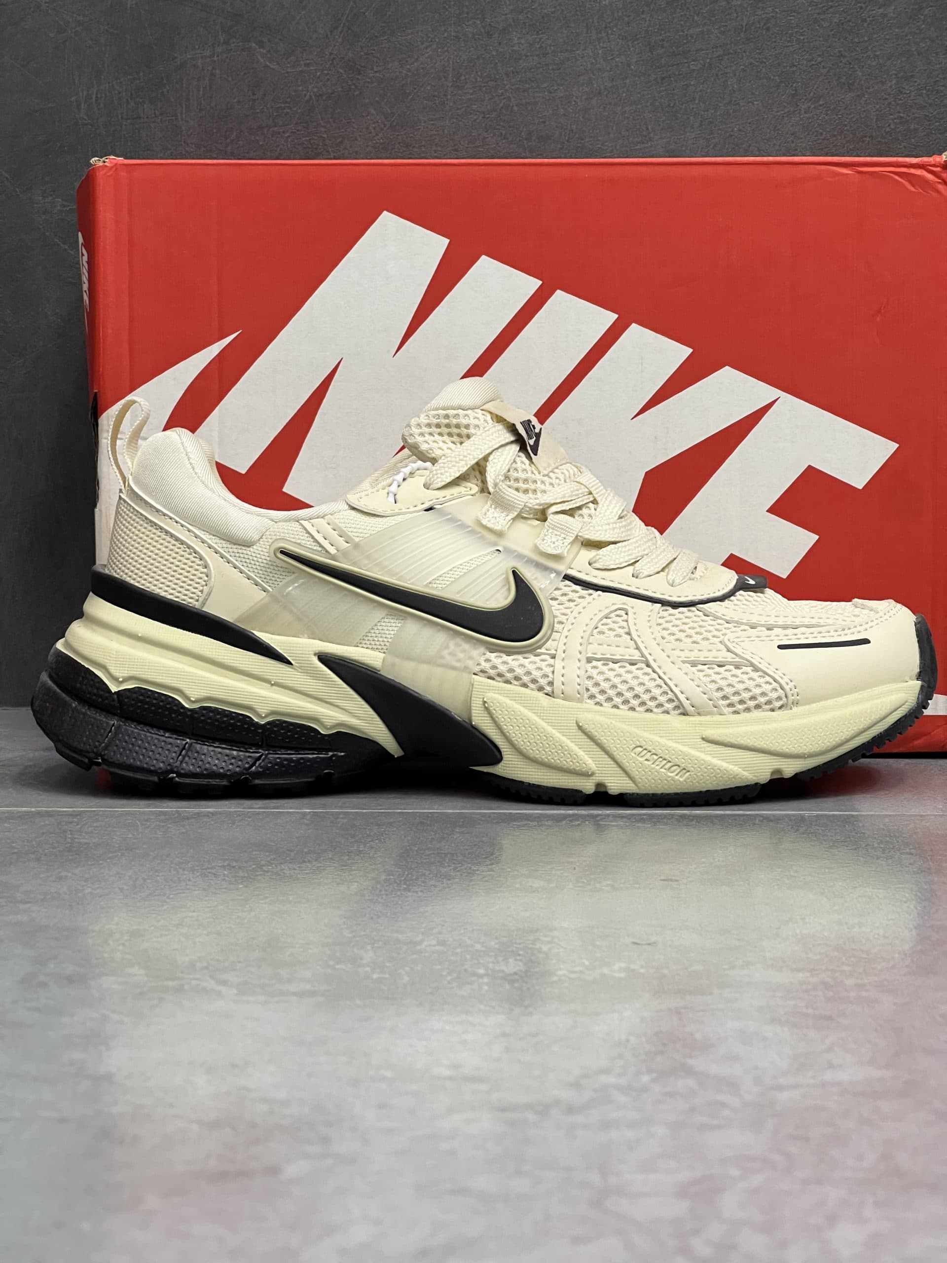 نایک وی تو کی رنگ کرم مشکی NIKE V2k