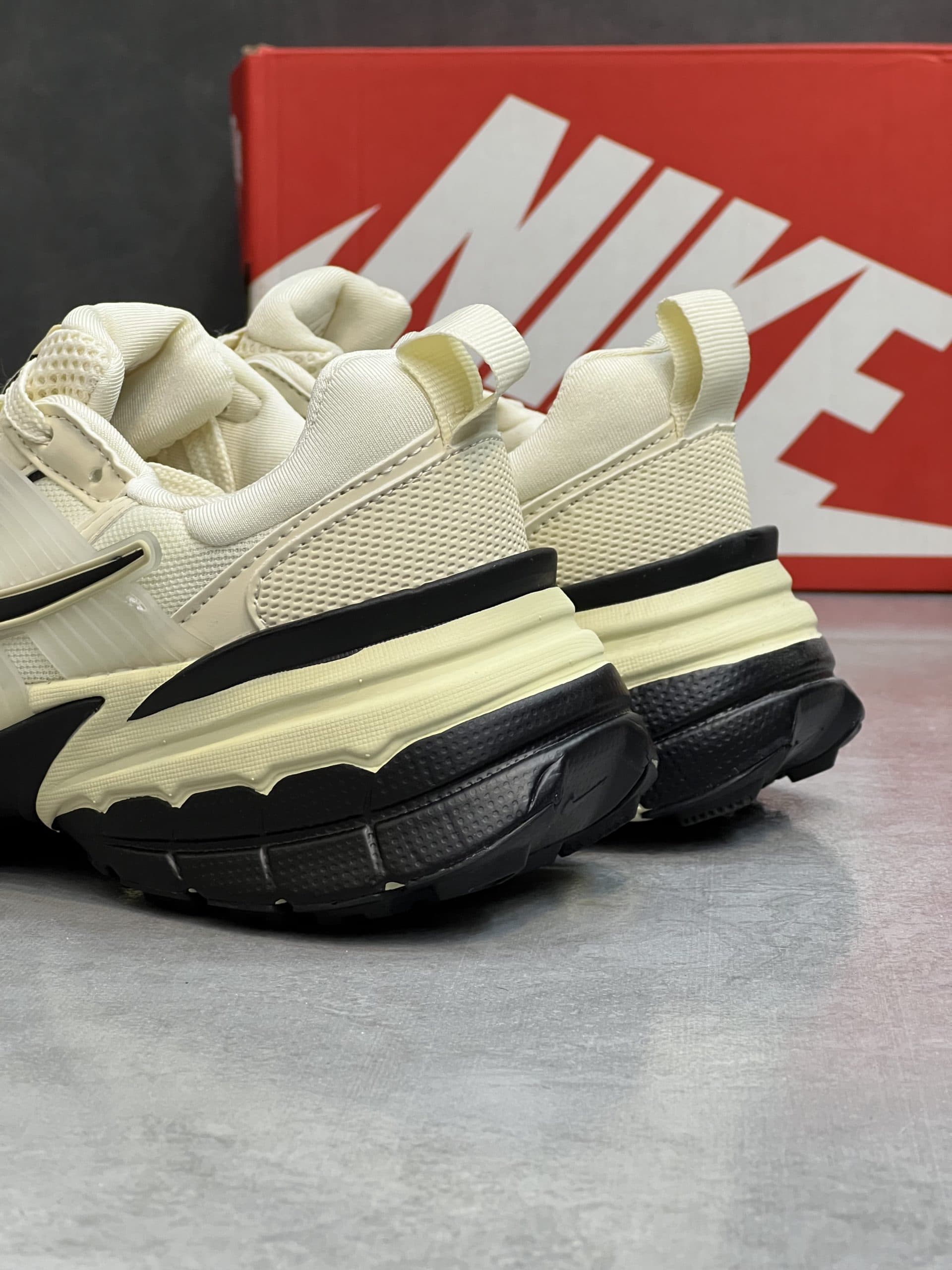 نایک وی تو کی رنگ کرم مشکی NIKE V2k — تصویر ۳
