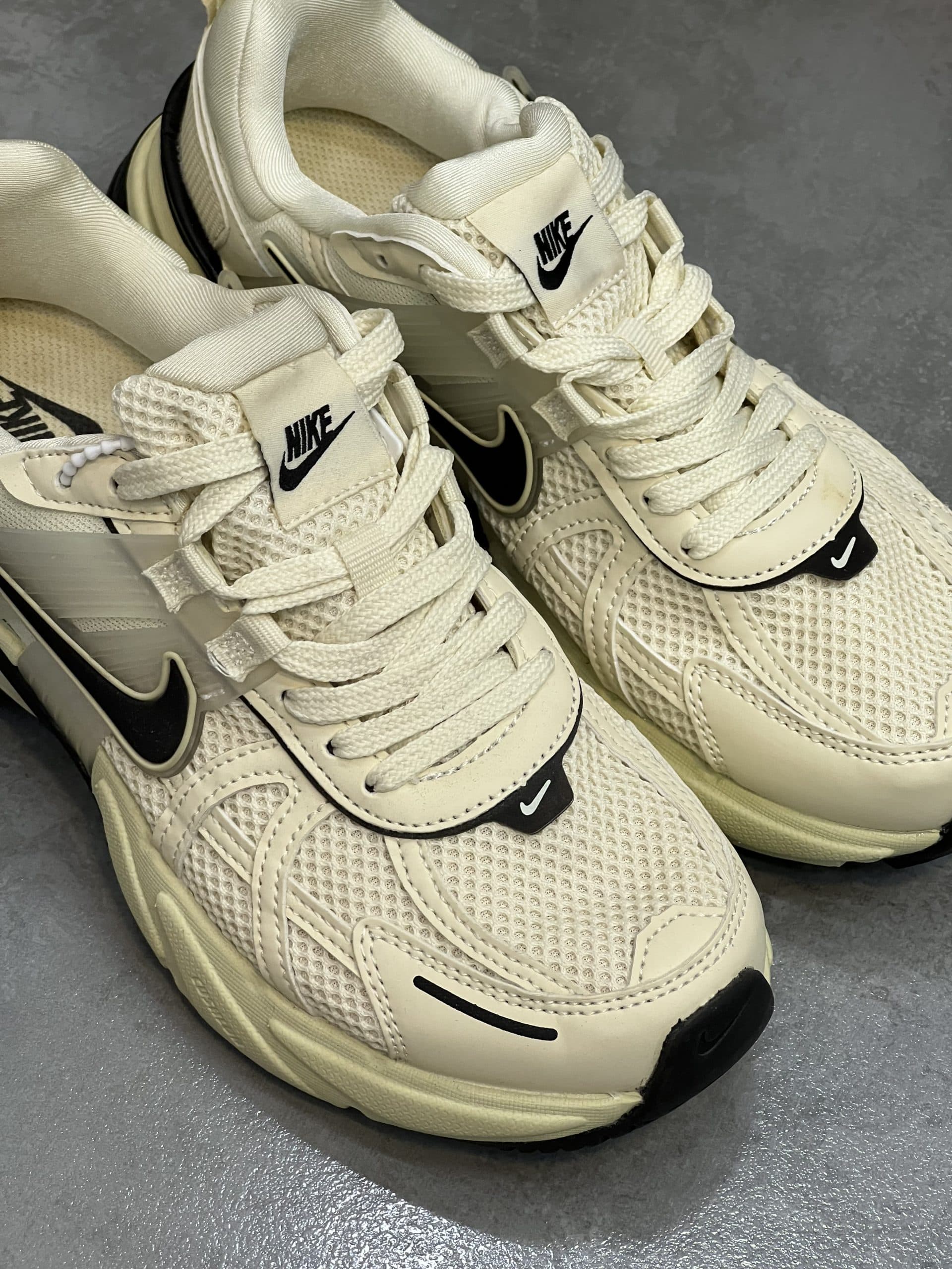 نایک وی تو کی رنگ کرم مشکی NIKE V2k — تصویر ۲