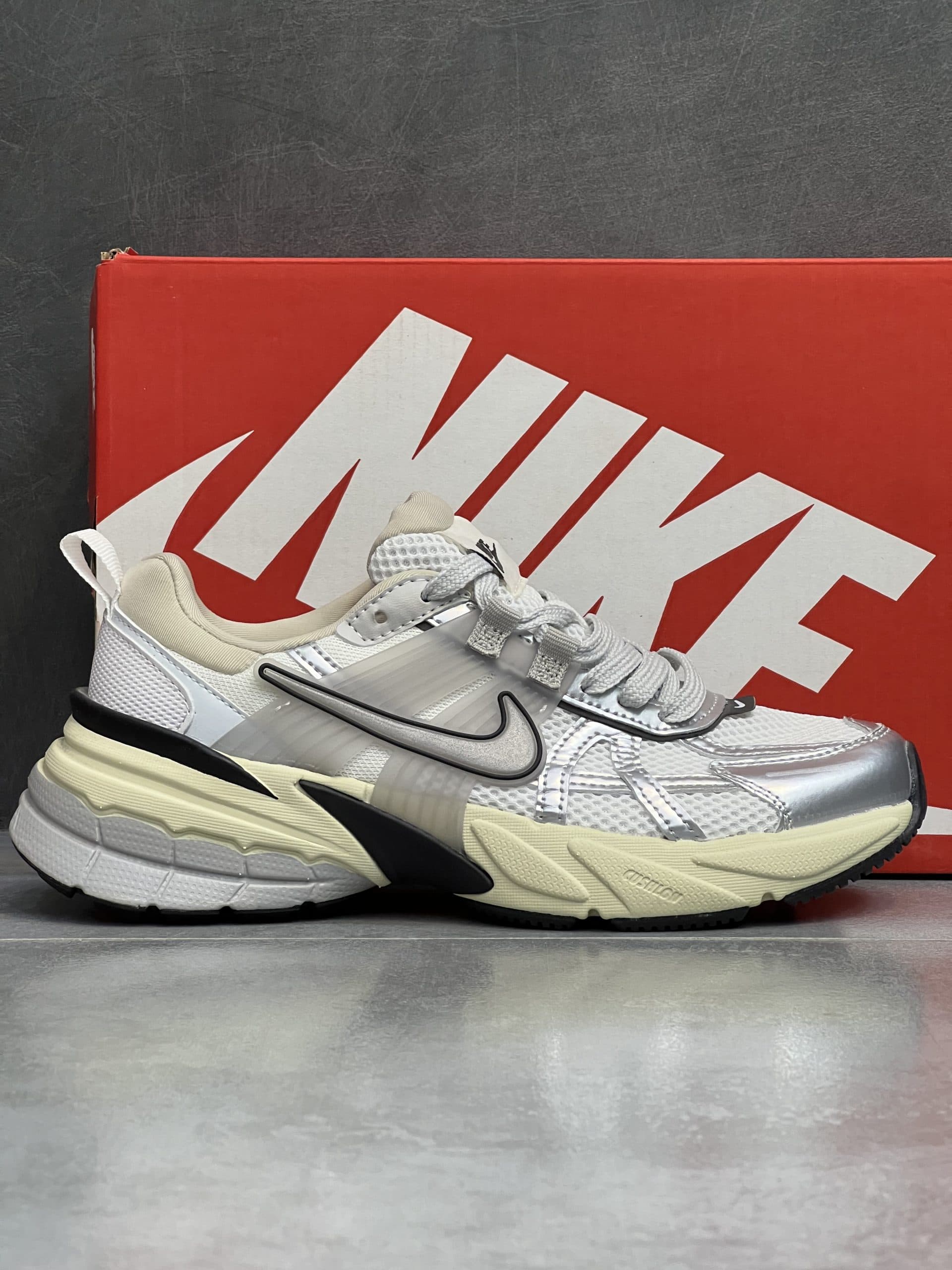 نایک وی تو کی رنگ کرم نقره ای NIKE V2k