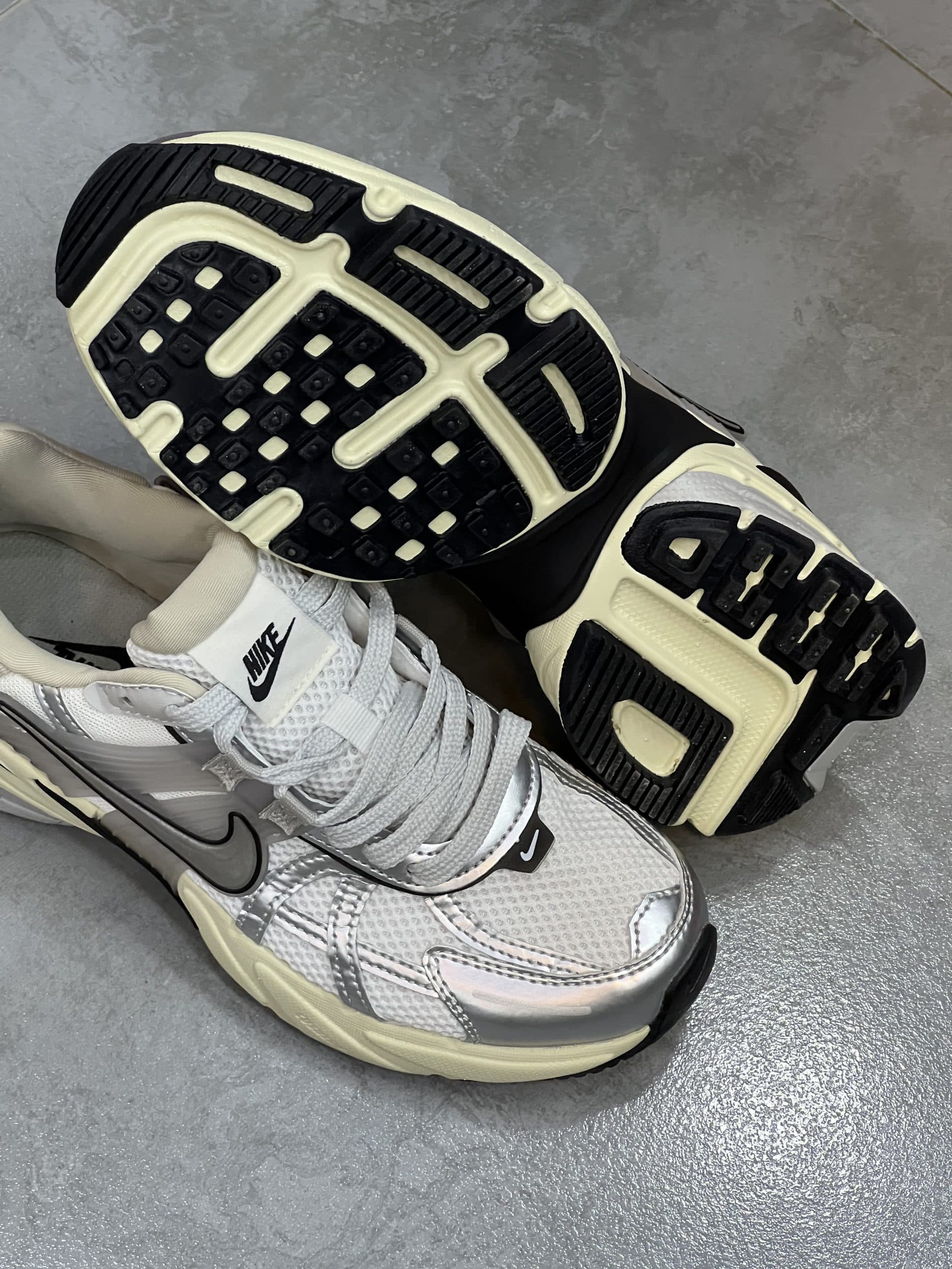 نایک وی تو کی رنگ کرم نقره ای NIKE V2k — تصویر ۴