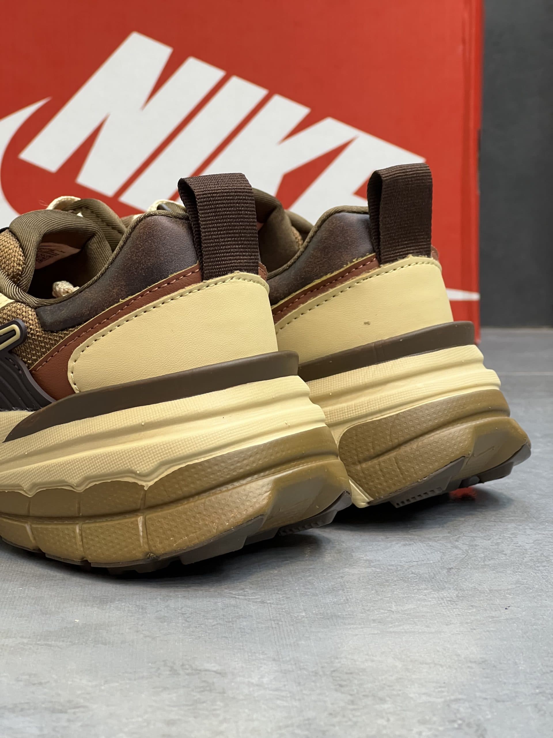 نایک وی تو کی رنگ کرم قهوه ای NIKE V2k — تصویر ۳