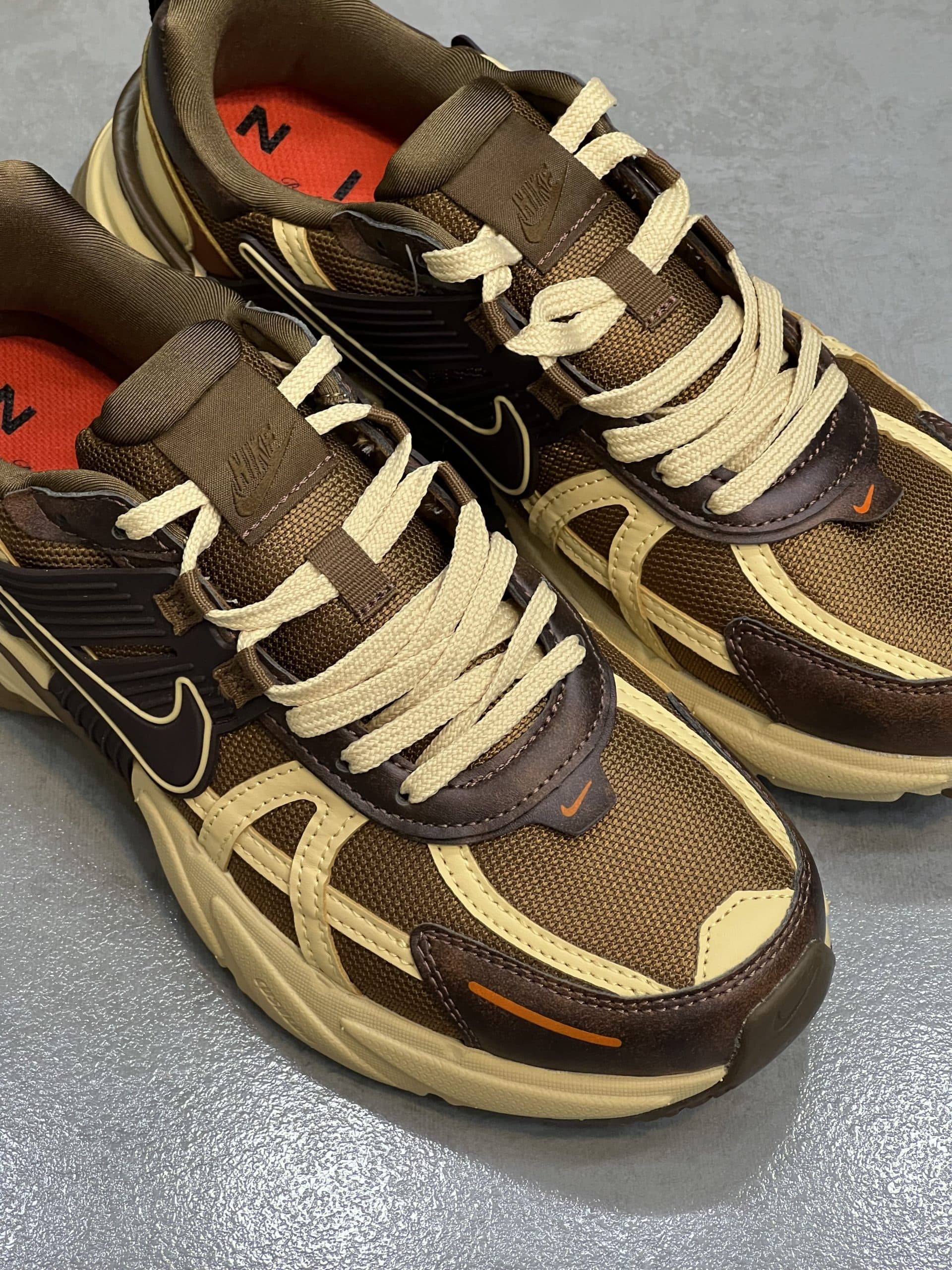 نایک وی تو کی رنگ کرم قهوه ای NIKE V2k — تصویر ۲