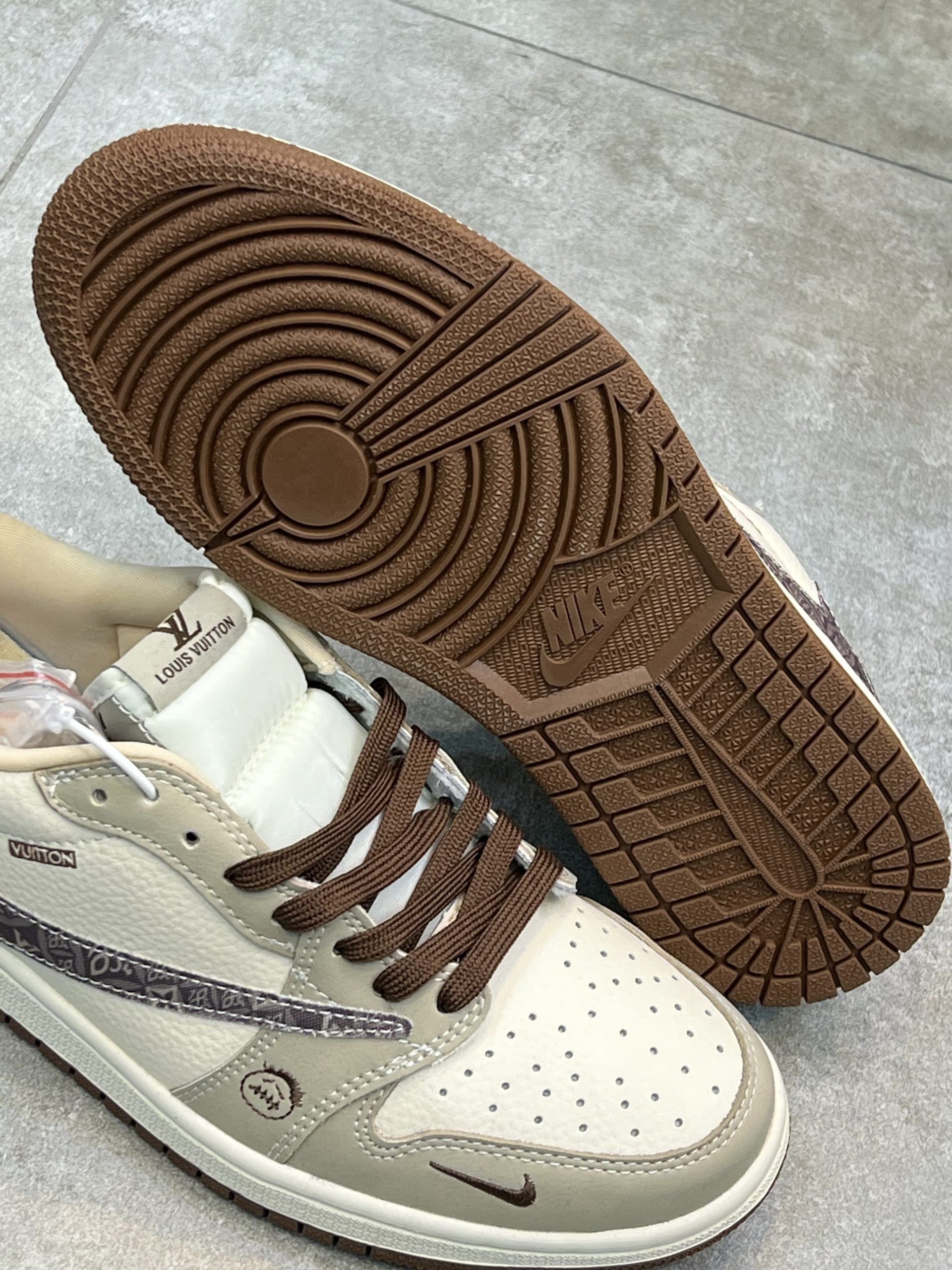 نایک ایر جردن لو ترویس اسکات ال وی NIKE AIR JORDAN 1 LOW TRAVISSCOTT LV — تصویر ۴