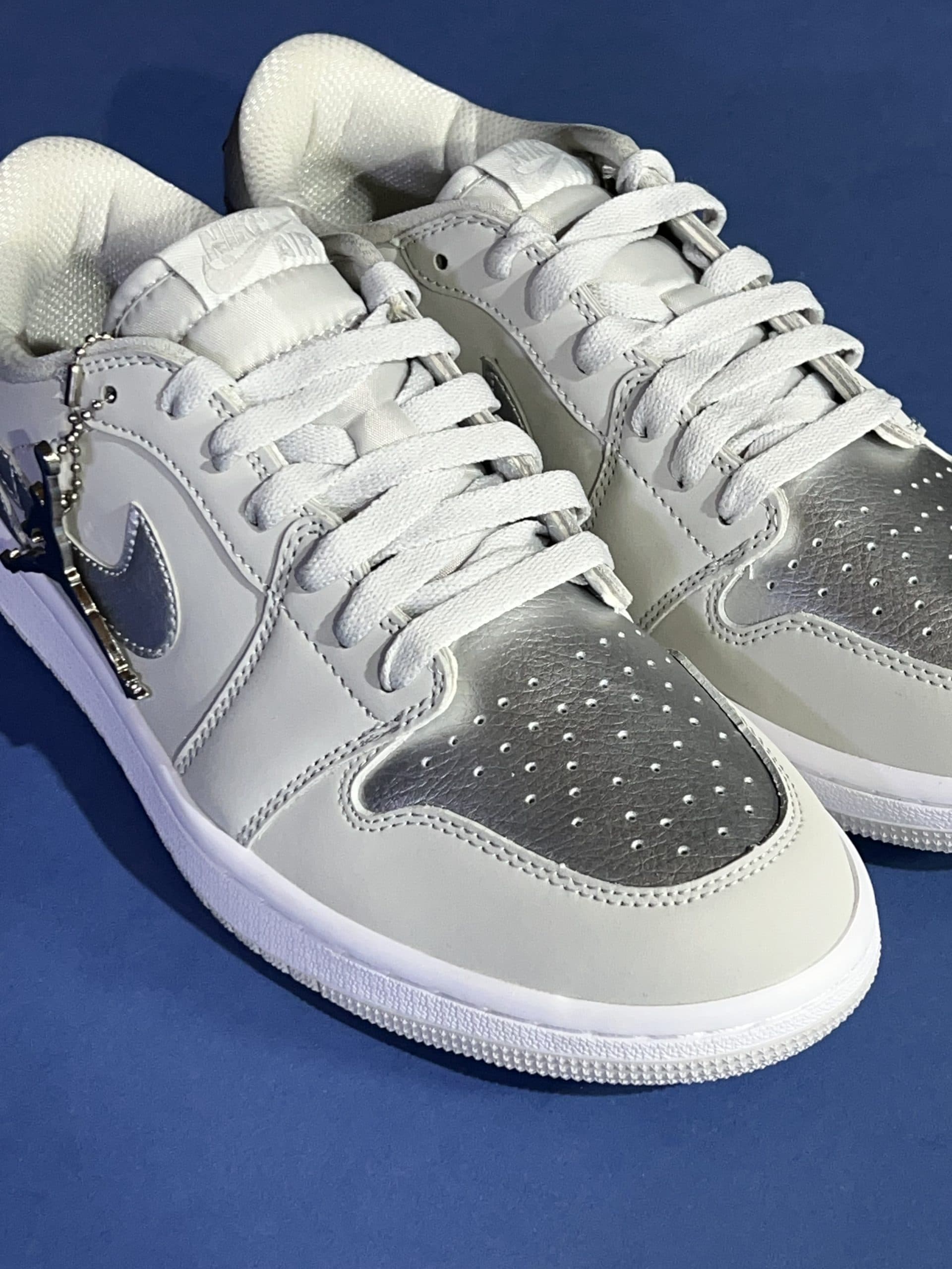 نایک ایر جردن وان لو متالیک سیلور NIKE AIR JORDAN 1 LOW METALLIC SILVER — تصویر ۲