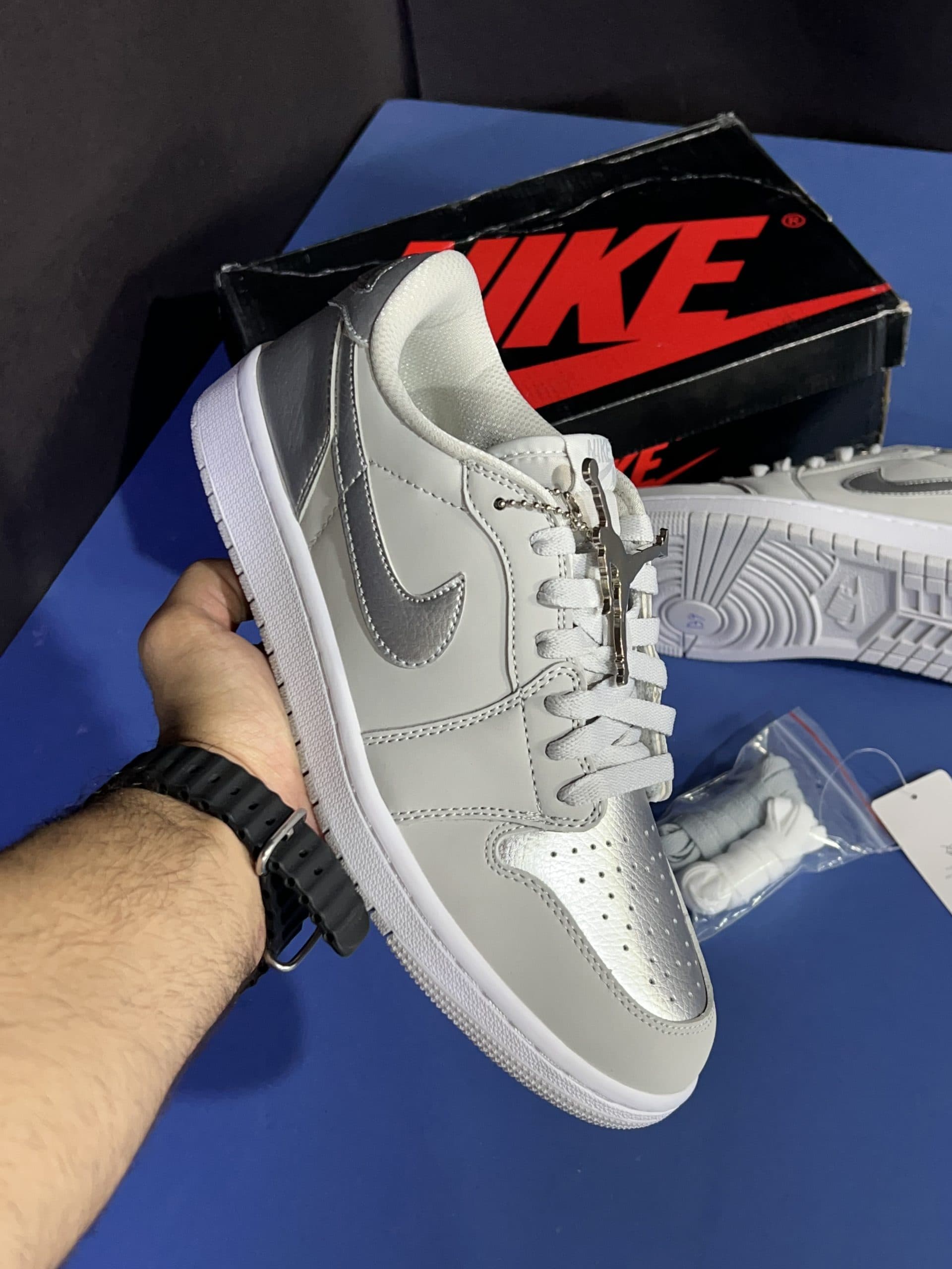 نایک ایر جردن وان لو متالیک سیلور NIKE AIR JORDAN 1 LOW METALLIC SILVER — تصویر ۴