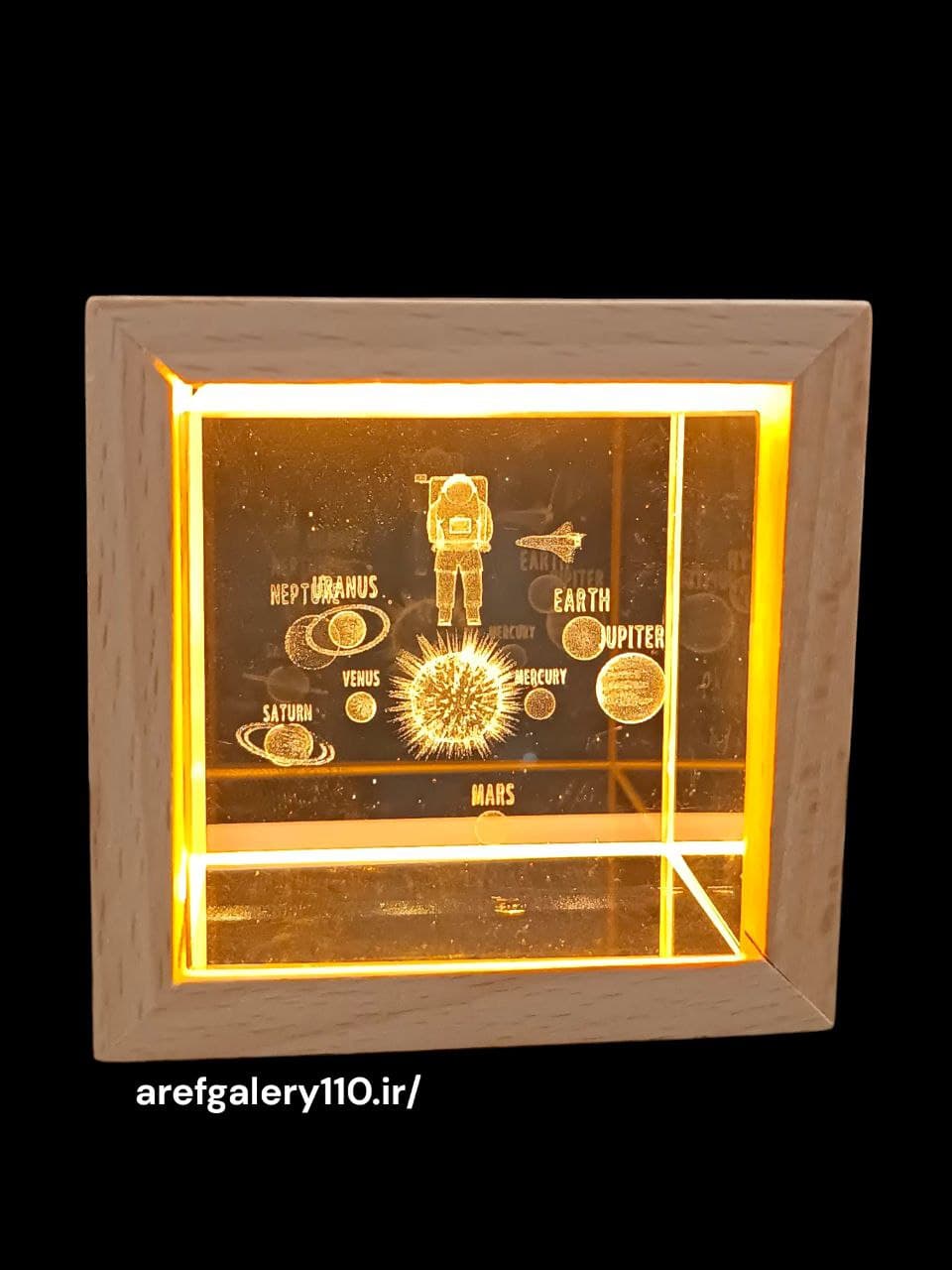 چراغ خواب کریستال مکعبی با قاب چوبی طرح فضا نورد منظومه شمسی سه بعدی/6.5 * 6.5 س/وارداتی
