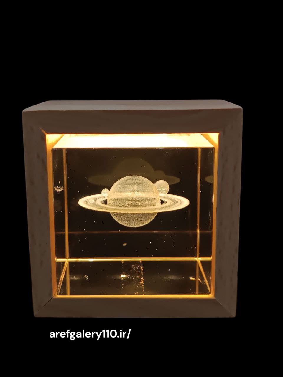 چراغ خواب کریستال مکعبی با قاب چوبی طرح سیاره زحل سه بعدی/6.5 * 6.5 س/وارداتی