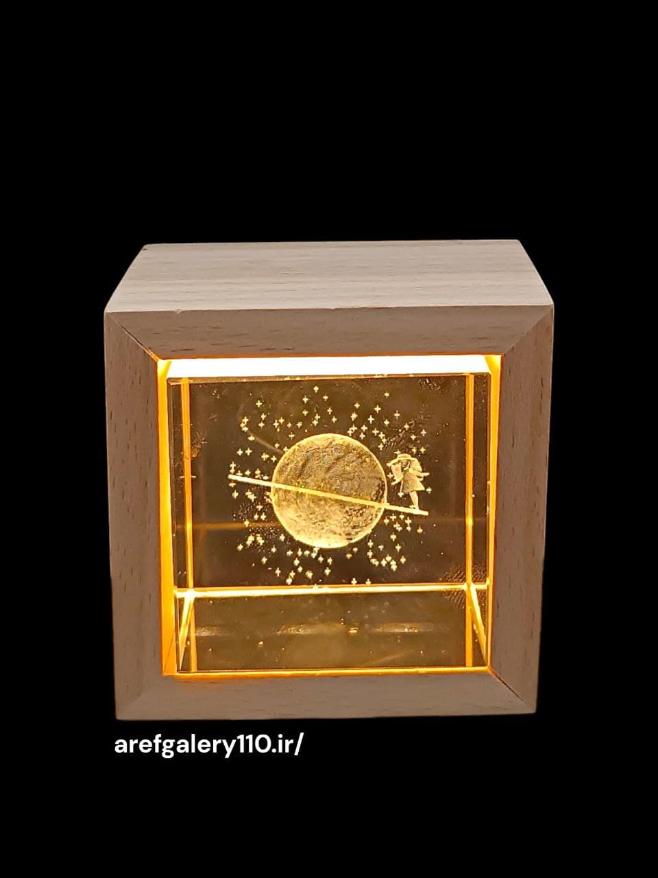 چراغ خواب کریستال مکعبی با قاب چوبی طرح ماهدخت سه بعدی/6.5 * 6.5 س/وارداتی