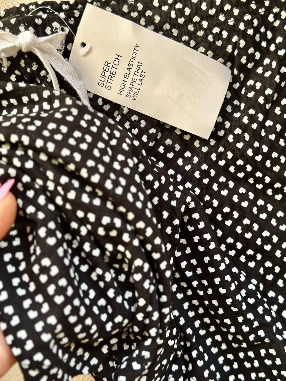 شلوارک نخ پنبه وارداتی برند H&M طرح قلب سفید (مشکی) — تصویر ۳