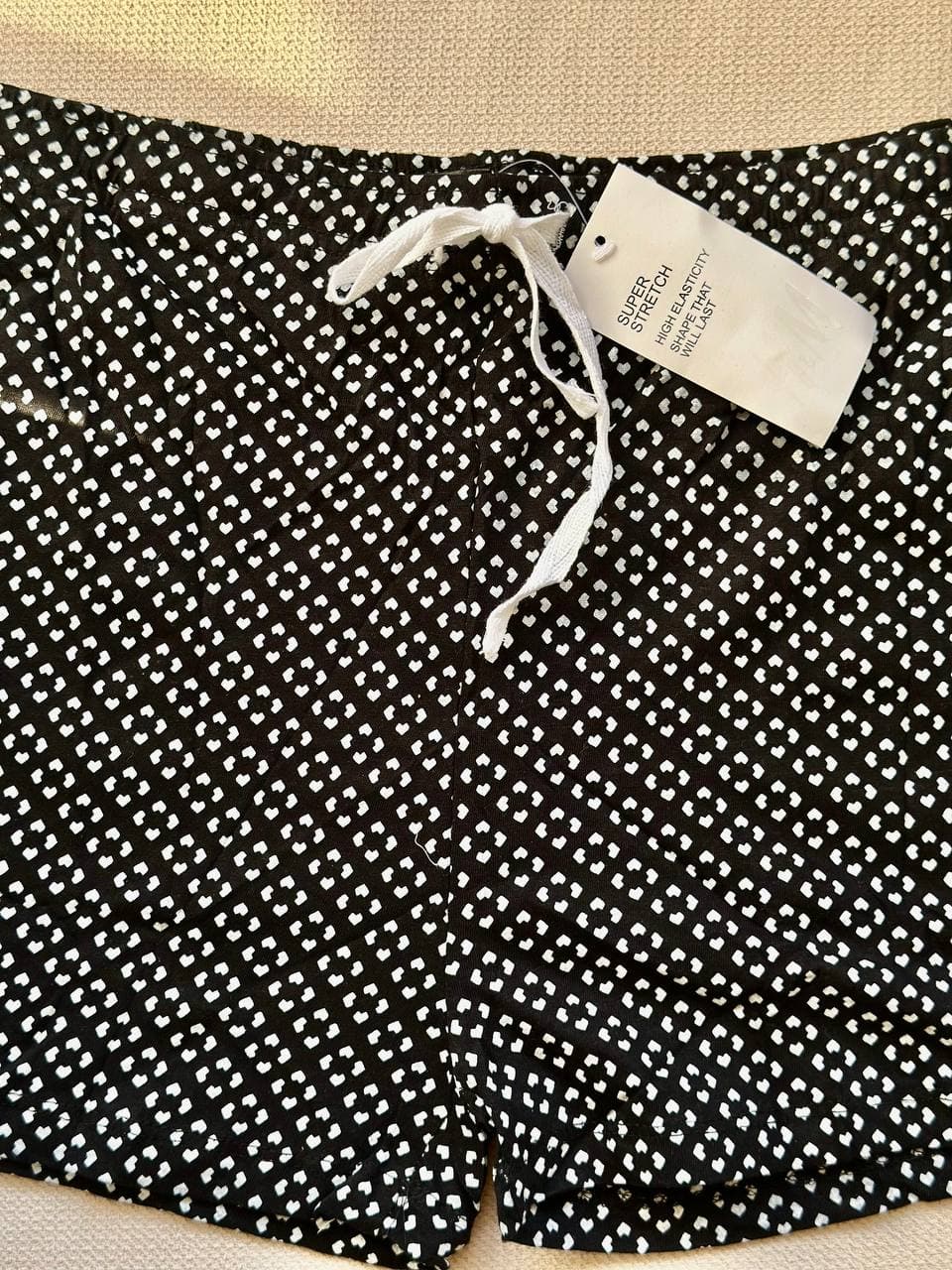 شلوارک نخ پنبه وارداتی برند H&M طرح قلب سفید (مشکی) — تصویر ۲