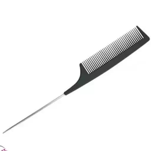 شانه دم باریک دسته فلزی؛ ابزار حرفه‌ای برای شینیون، رنگ و دکلره دقیق