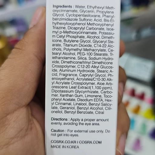 کرم ضد آفتاب آلوئه ورا کوزارکس اصلی به ضمانت بدون رد سفیدی و بافت بسیار سبک بر روی پوست حجم 50 میل — تصویر ۶