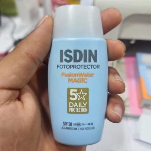 ضدآفتاب ایزدین فیوژن واتر مجیک SPF50 محافظت روزانه 5 ستاره با بافت فوق سبک و جذب سریع — تصویر ۳