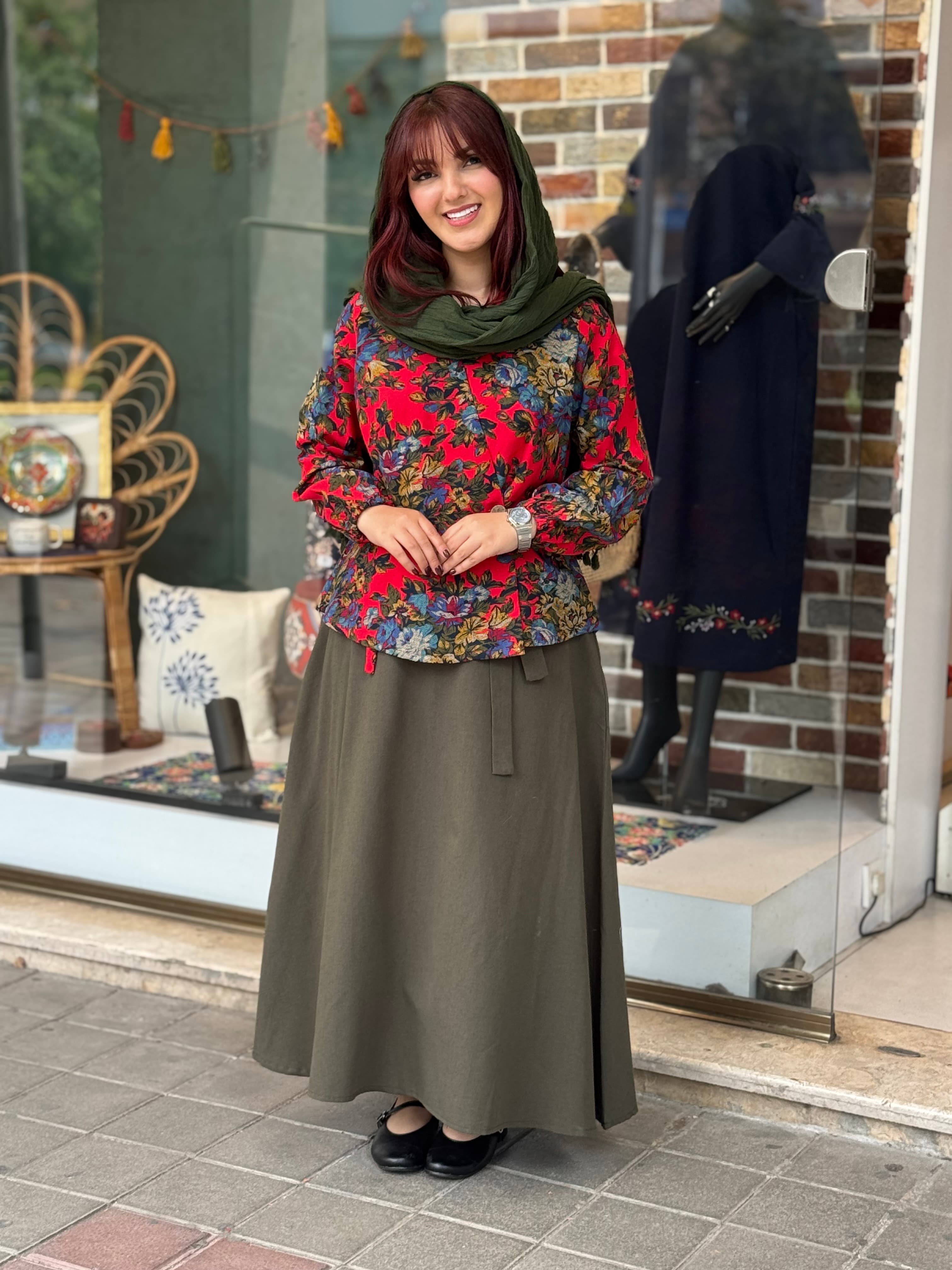 شومیز دامن صدف یشمی و قرمز گل درشت — تصویر ۲
