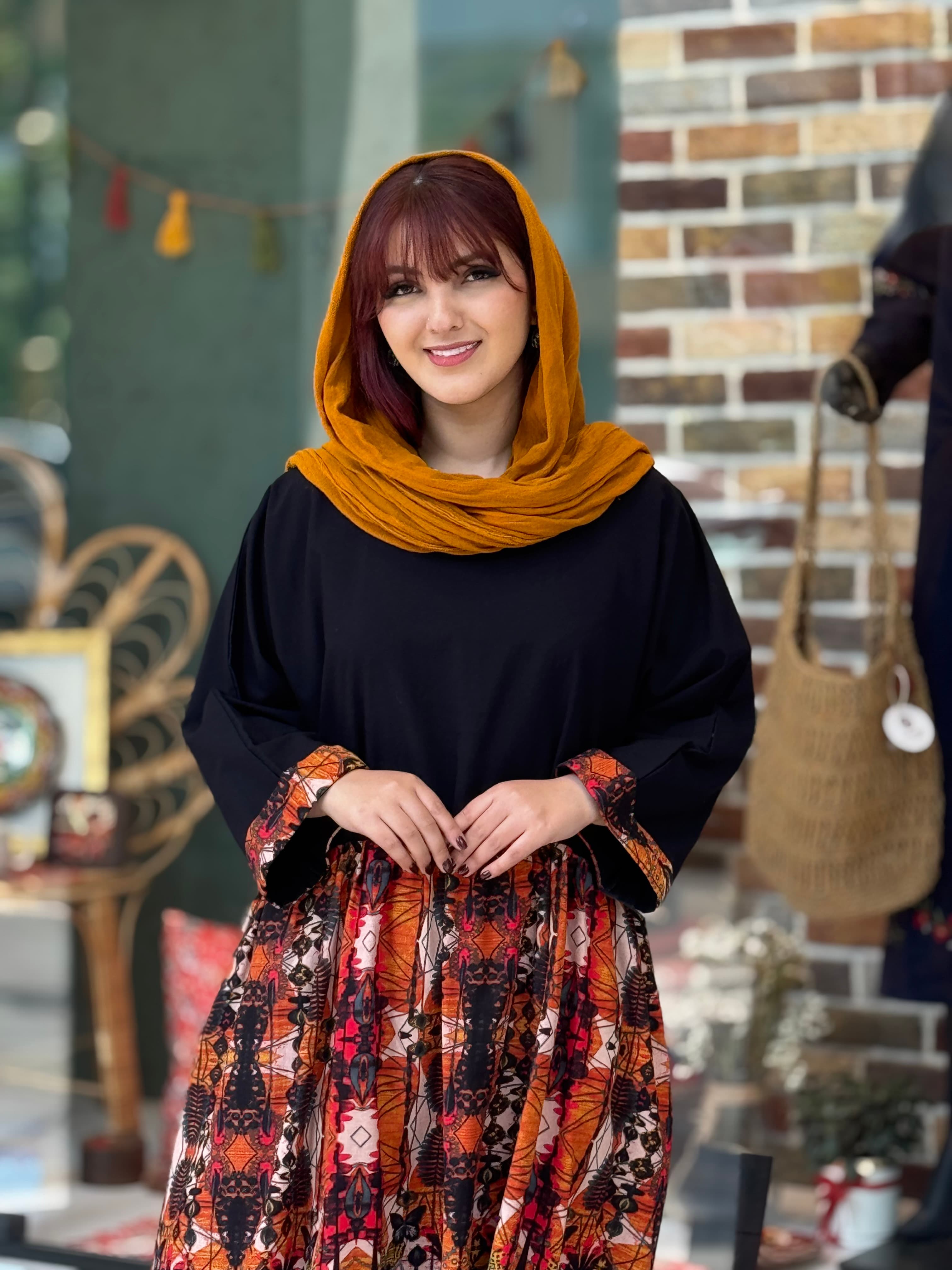 پیراهن شایسته مشکی طرح شلوغ نارنجی — تصویر ۳