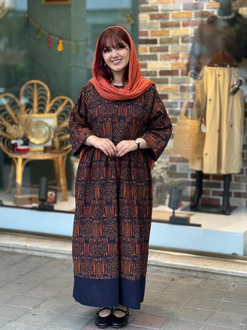 پیراهن نرگس سورمه ای طرح درخت آجری — تصویر ۲