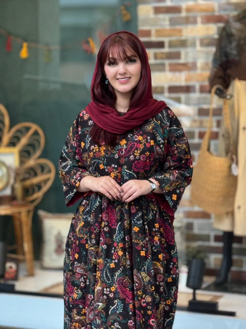 پیراهن نرگس مشکی طرح گل و بته جقه سرخابی — تصویر ۲