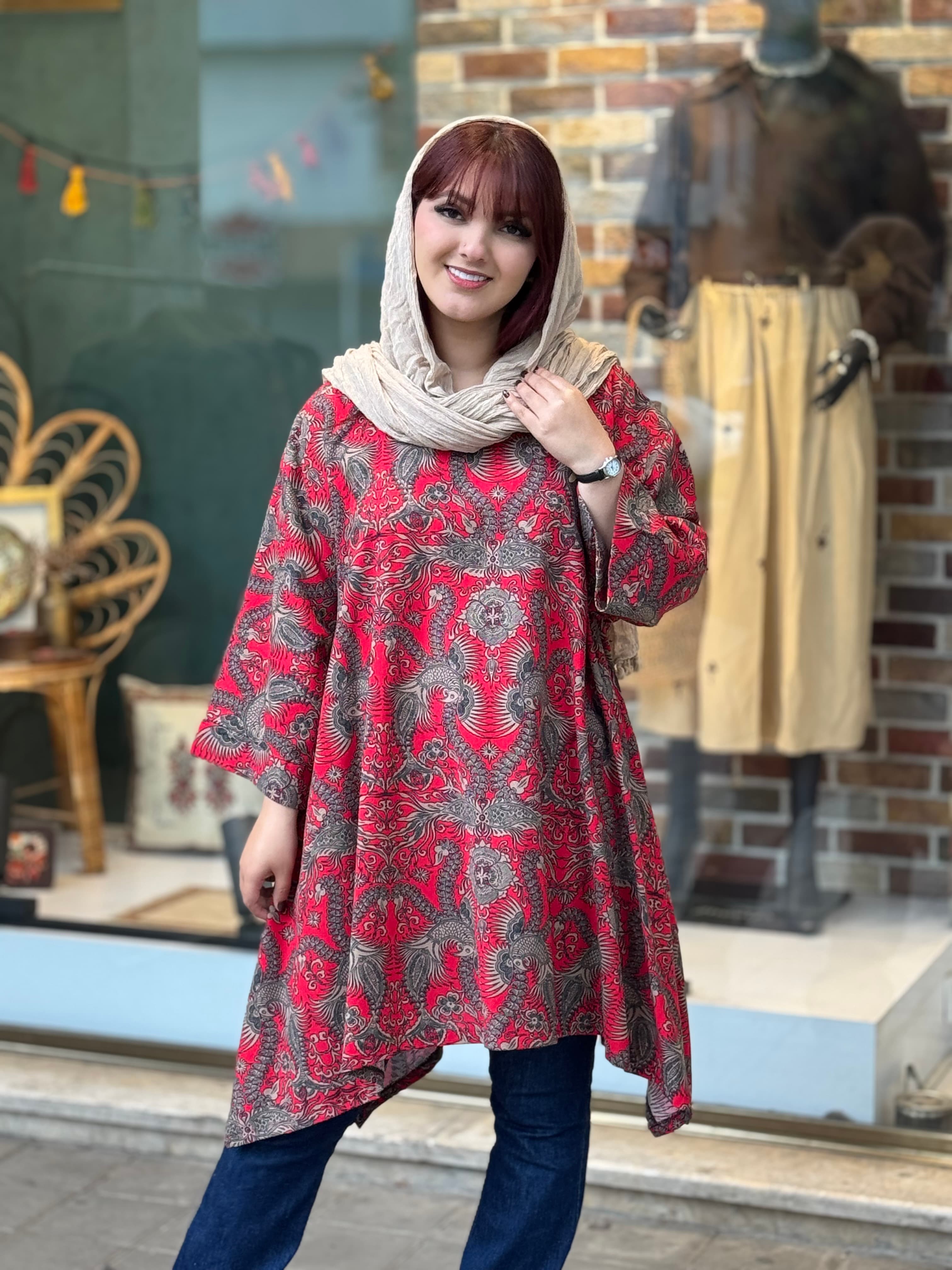 مانتو جلوبسته هنری قرمز طرح سنتی خاکی — تصویر ۳