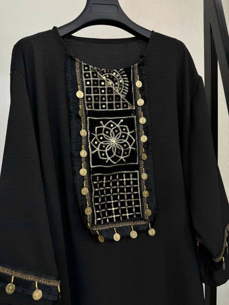 مانتو زنانه بلند مدل دلارا پارچه ابروبادی سنتی (کد: ۱۲۴۷۳) — تصویر ۲