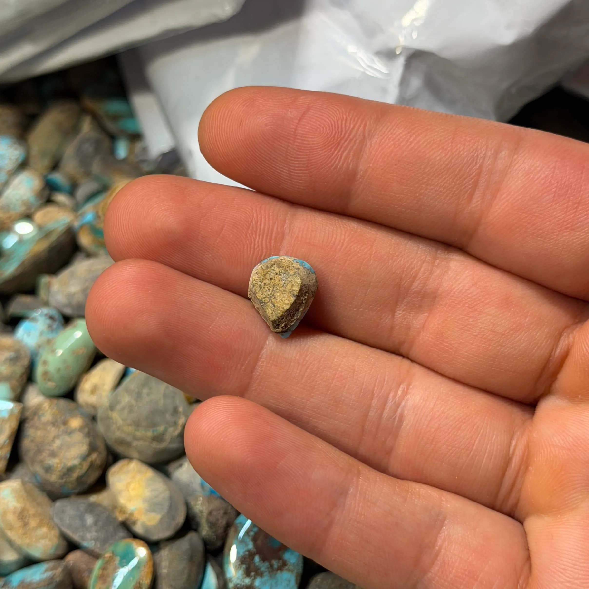 سنگ فیروزه خوش‌رنگ نیشابور کد2346 — تصویر ۲