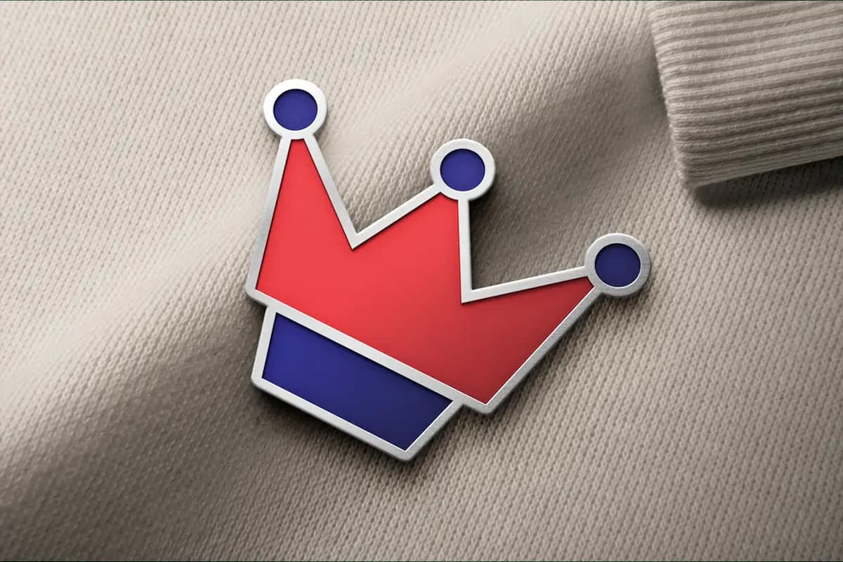 موکاپ سنجاق سینه – 2300×3500 پیکسل — تصویر ۳